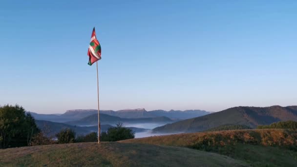Bandeira País Basco Acenando Topo Uma Montanha Fundo Azul Céu — Vídeo de Stock