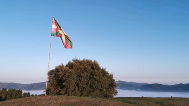 Bandiera Dei Paesi Baschi Sventola Sulla Cima Una Montagna Sfondo — Video Stock