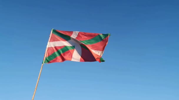 Vista Cerca Bandera Del País Vasco Ondeando Con Cielo Azul — Vídeo de stock