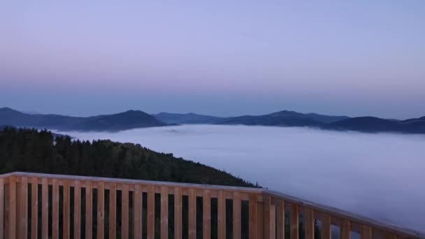 Napkelte Kilátás Tengeri Felhők Borítja Völgyet Sziluettekkel Hegyek Közeledő Háttérben — Stock videók