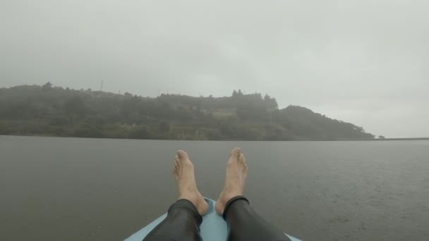 Knabenfüße Neopren Liegen Auf Einem Paddelbrett Und Navigieren Durch Einen — Stockvideo