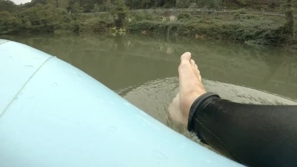 Boy Feet Dressed Neoprene Lying Paddle Board Navigating Swamp — Stock Video