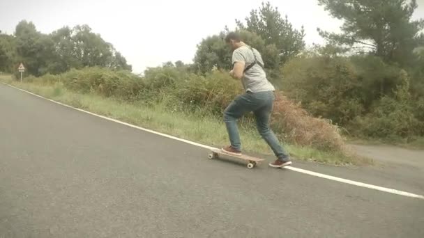 Νεαρό Αγόρι Μπλε Τζιν Και Γκρι Shirt Πατινάζ Ένα Skateboard — Αρχείο Βίντεο