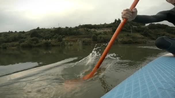 Remando Uma Tábua Remo Reservatório Dia Nublado Disparo Câmara Lenta — Vídeo de Stock