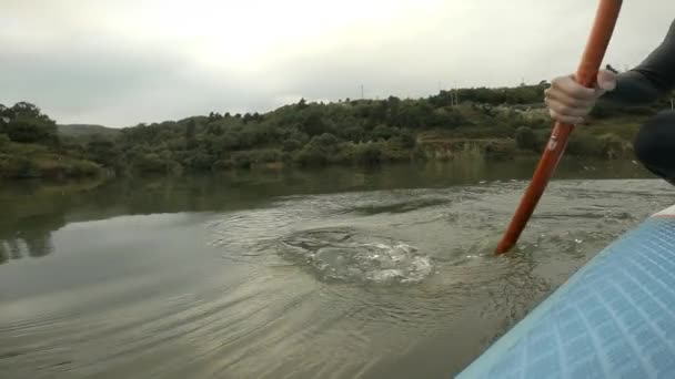 Paddling Paddle Board Reservoir Cloudy Day Slow Motion Shoot — Stock Video