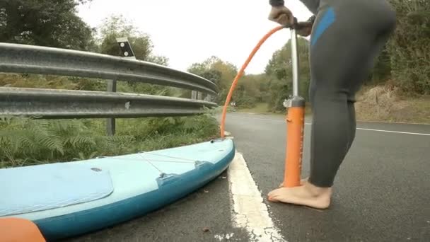 Menino Vestido Roupa Mergulho Inflando Uma Prancha Surf Paddle Azul — Vídeo de Stock