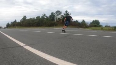 Ekose ceketli genç adam kısa kot pantolon ve uzun çorapları yırttı.