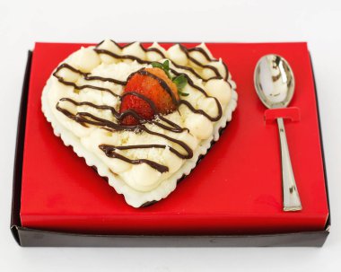 Sevgililer Günü için tugaylı kalp şeklinde çikolata.