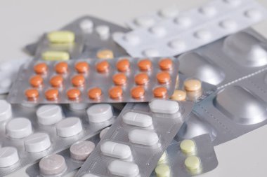 Tıp hapları paketlerine.