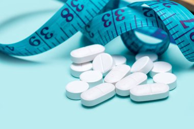 Haplar ilaç şişesinden dökülüyor.