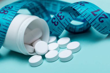 Haplar ilaç şişesinden dökülüyor.