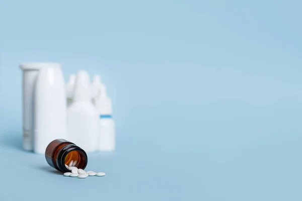 Pills spilling out of pill bottle — Stock Photo, Image