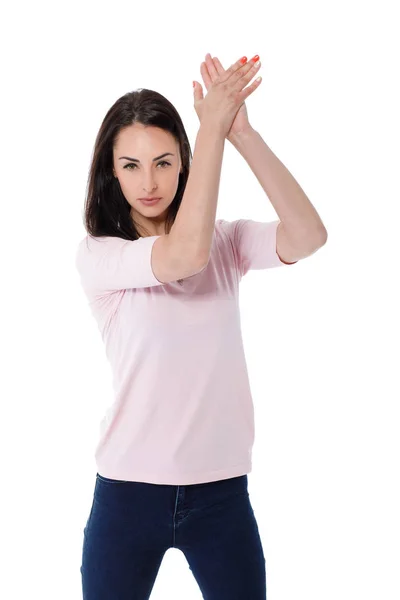 Hermosa mujer morena en camiseta rosa — Foto de Stock
