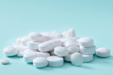 Mavi arka planda beyaz haplar