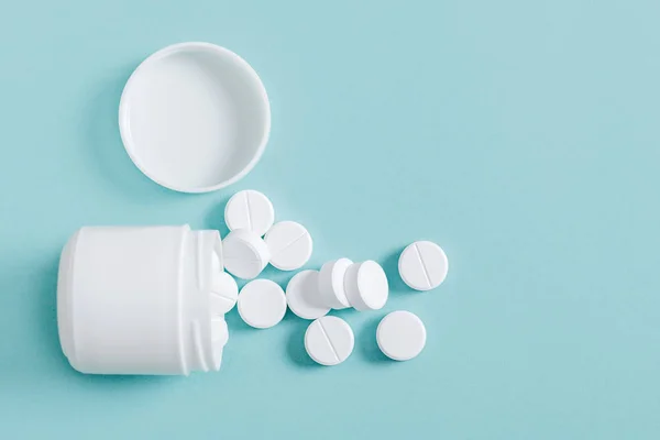 Pillen aus Tablettenflasche geschüttet — Stockfoto