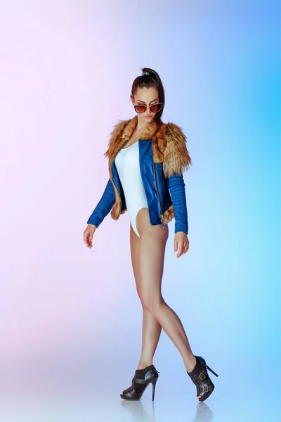Modell i bodysuit och jacka — Stockfoto