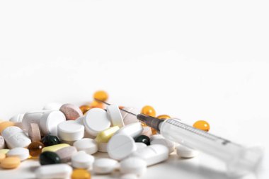 Hapları ve ve şırınga mavi zemin üzerine