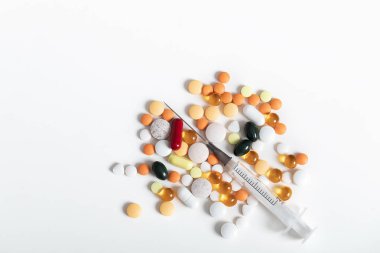 Hapları ve ve şırınga mavi zemin üzerine