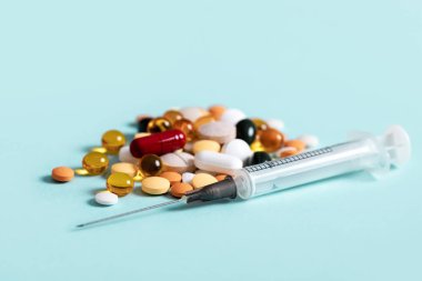 Hapları ve ve şırınga mavi zemin üzerine