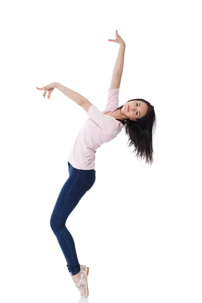 Schöne brünette Frau in rosa T-Shirt — Stockfoto