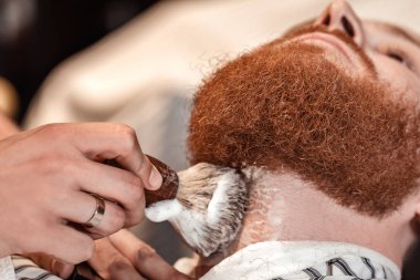 Kuaför ve berber dükkanı sakallı adam