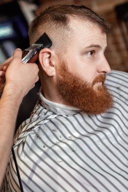 Kuaför ve berber dükkanı sakallı adam