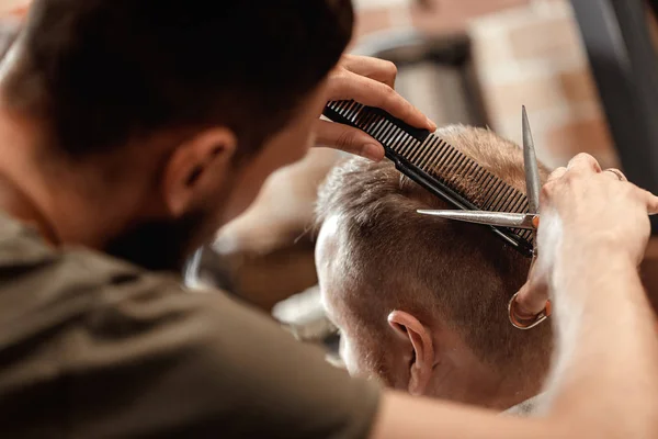 Kuaför Berber Dükkanı Sakallı Adam Için Saç Kesimi Yapıyor — Stok fotoğraf
