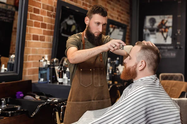 Fryzjer i Brodaty mężczyzna w fryzjera — Zdjęcie stockowe