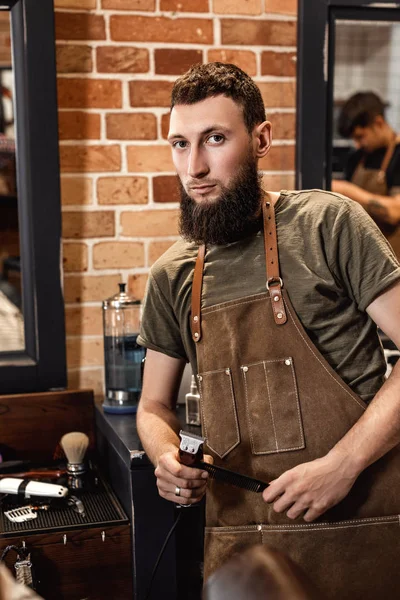 Kuaför ve berber dükkanı sakallı adam — Stok fotoğraf