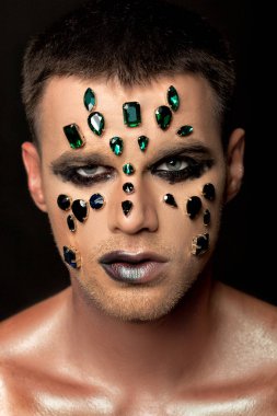fantezi sanat makyaj. adam rhinestones ve mücevher