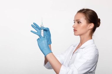 Doktor üniforması ve şırınga ile eldiven