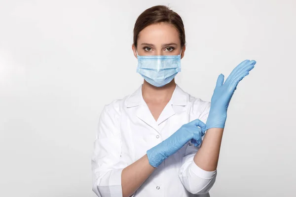 Läkare bär mask och handskar — Stockfoto