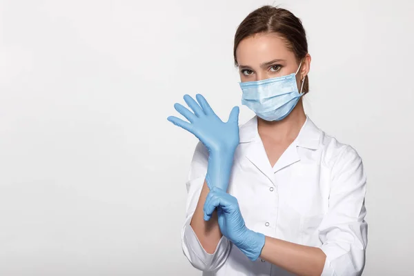 Médico con máscara y guantes — Foto de Stock