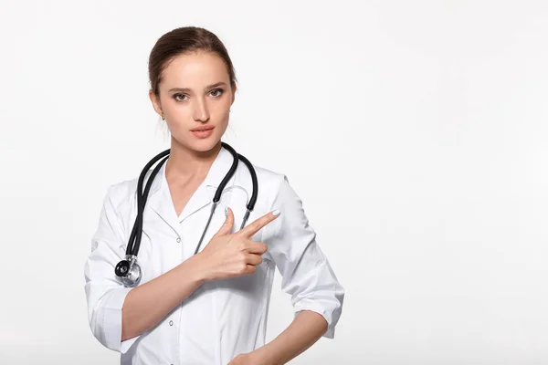 Woman doctor showing something — Stock Photo, Image