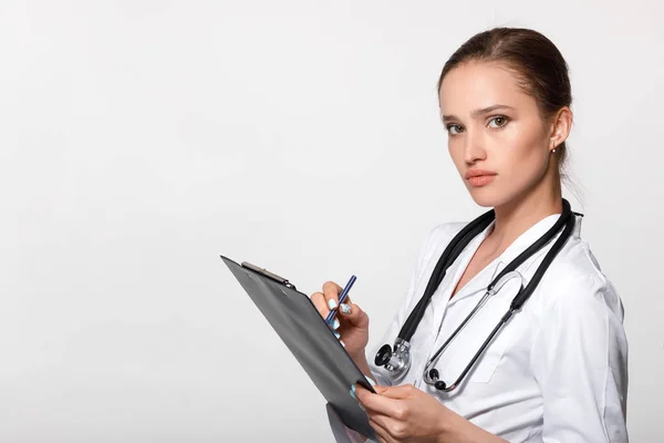 Doctor holding folder — Stock Photo, Image