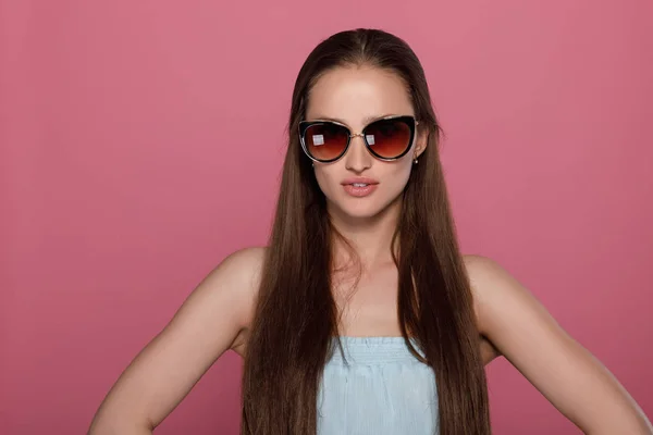 Mujer en gafas de sol y vestido azul —  Fotos de Stock