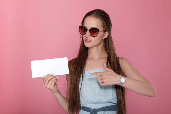 Mujer mostrando en blanco vacío —  Fotos de Stock