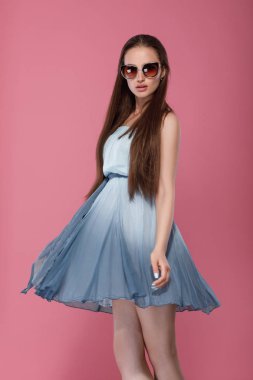 kadın güneş gözlüğü ve mavi elbise