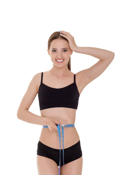 Mujer que mide la cintura con cinta métrica azul . — Foto de Stock