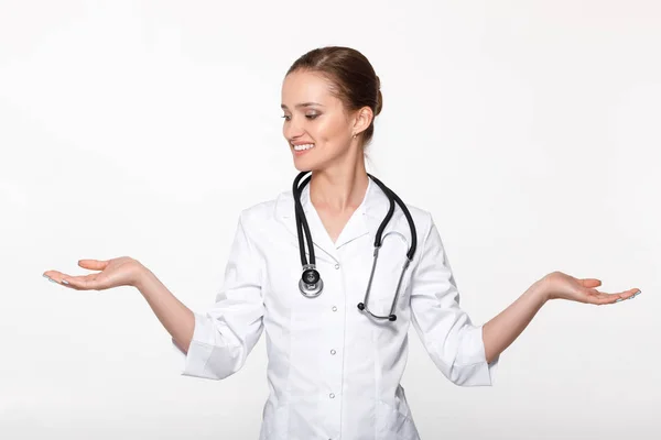 Médico mostrando escolha entre dois objetos — Fotografia de Stock