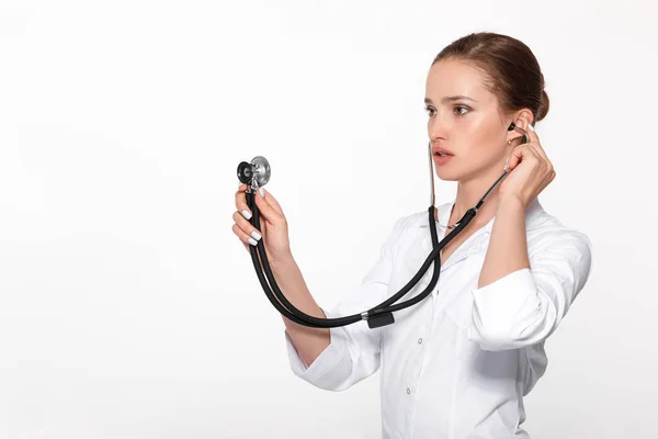 Жінка-лікар зі стетоскопом — стокове фото
