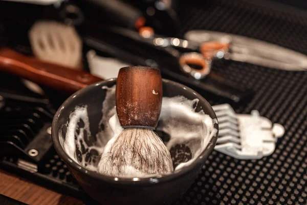 Borotválkozó szakálla és tál kefe. — Stock Fotó
