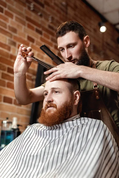 Kapper en bebaarde man in Kapper — Stockfoto