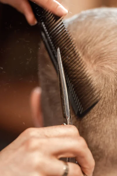 Fryzjer i Brodaty mężczyzna w fryzjera — Zdjęcie stockowe