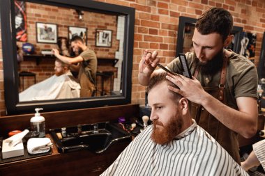 Kuaför ve berber dükkanı sakallı adam