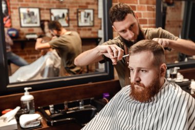 Kuaför ve berber dükkanı sakallı adam