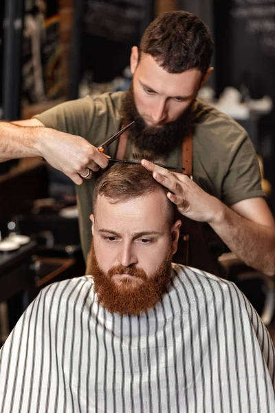 Парикмахер и бородач в парикмахерской — стоковое фото