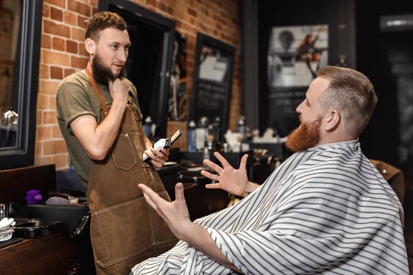 Barber and bearded man in barber shop — Stock Photo, Image