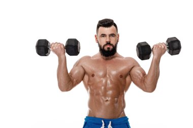 kaslı adam dumbbells ile yapıyor.