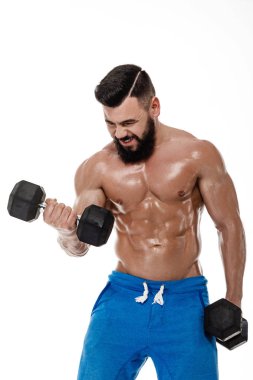 kaslı adam dumbbells ile yapıyor.